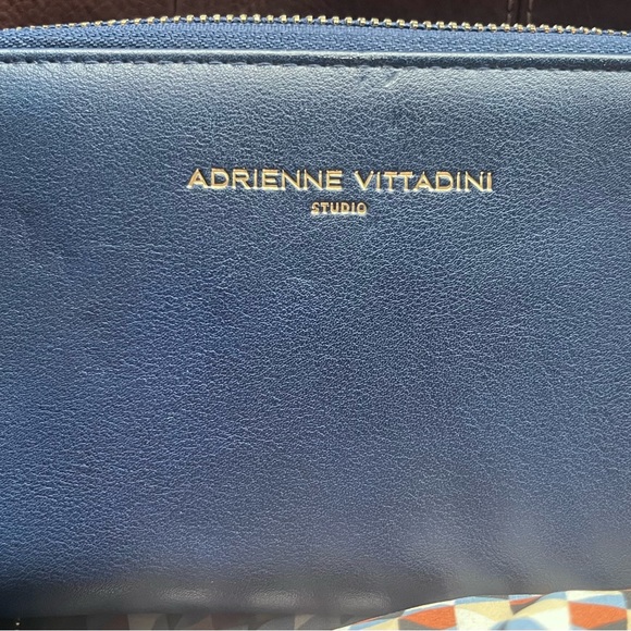 Adrienne Vittadini Charging Wallet - Picture 4 of 5